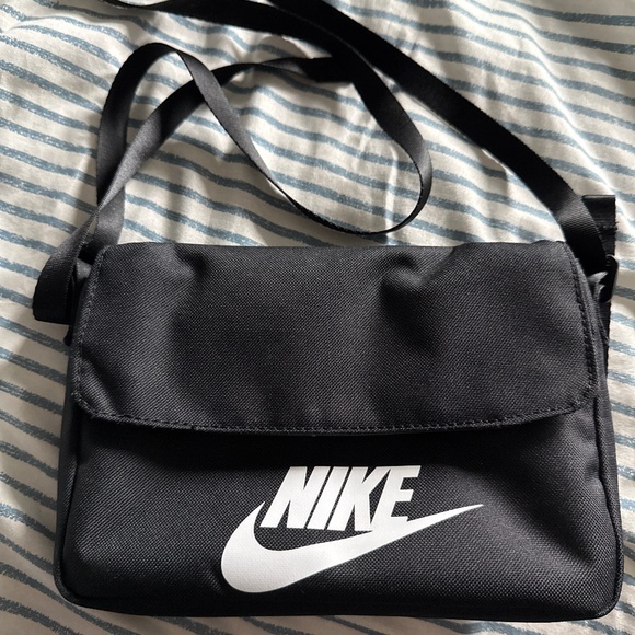 Nike Futura Crossbody Bag - Picture 1 of 4